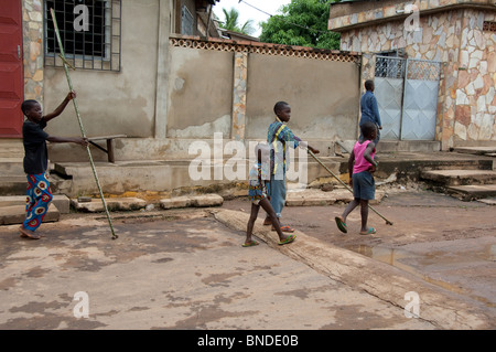 L'Afrique, Togo, Kpalime Valley. Le réseau est un village rural. Scène de rue typique. Des garçons jouent à Banque D'Images