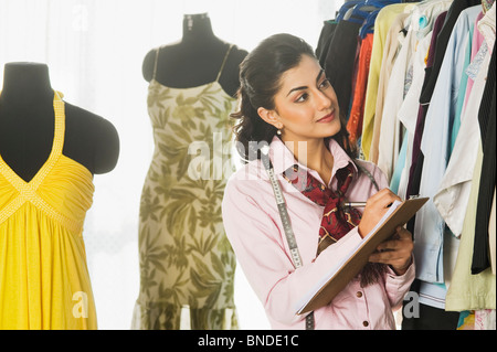 Robe femme travaillant dans une boutique de créateur Banque D'Images