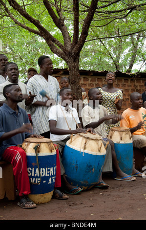 L'Afrique, Togo, Kpalime Valley. Le réseau est un village rural. Groupe batteur bienvenue local. Banque D'Images