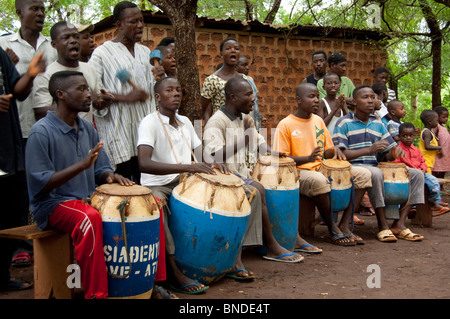 L'Afrique, Togo, Kpalime Valley. Le réseau est un village rural. Groupe batteur bienvenue local. Banque D'Images