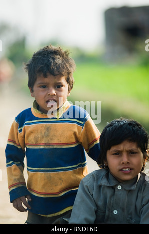 Garçon debout avec sa sœur, Farrukh Nagar, Gurgaon, Haryana, Inde Banque D'Images