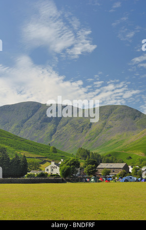 Pilier domine Wasdale Head sur une belle journée d'été dans le Lake District Banque D'Images