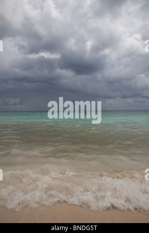 Ciel d'orage sombre sur la mer des Caraïbes. Banque D'Images
