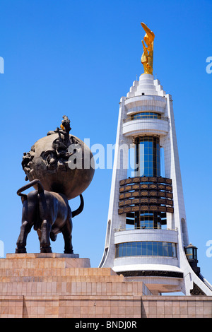 La statue commémorative de tremblement et l'Arc de la neutralité, Ashgabat, Turkménistan Banque D'Images