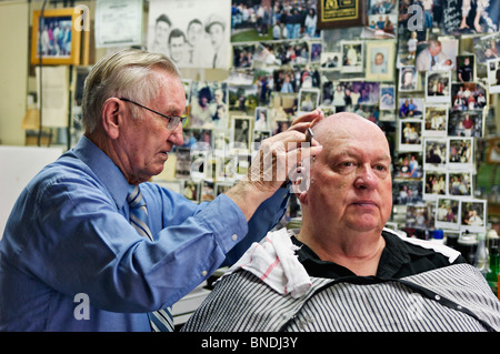 Russell Hiatt La coupe de cheveux dans la région de Floyd's Barber Shop dans la ville de Mount Airy, Caroline du Nord. Banque D'Images