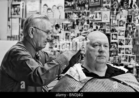 Russell Hiatt La coupe de cheveux dans la ville Flyd Coiffure à Mount Airy, Caroline du Nord. Banque D'Images