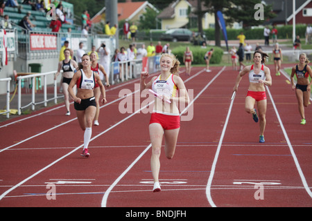 Harriet Pryke Ile de Man remporte le relais 4x100m lors des Jeux de l'île de Natwest, 2009 3 Juillet 2009 Banque D'Images