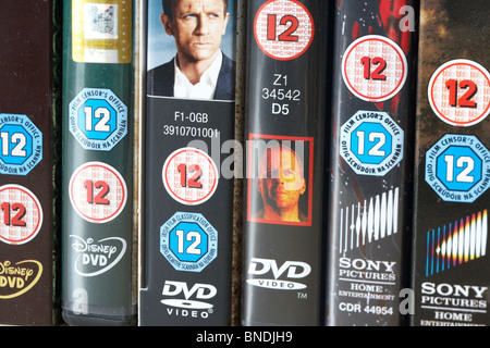 Rangée de cas vidéo dvd montrant BBFC et Irish film censors office 12 avis de classification du Royaume-Uni Banque D'Images