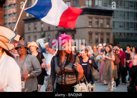 Les membres de la Guilde modistes et leurs partisans, promenade sur la High Line à New York le jour de la Bastille Banque D'Images