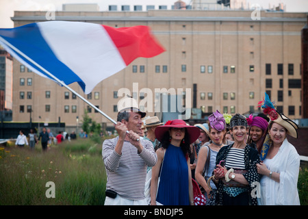 Les membres de la Guilde modistes et leurs partisans, promenade sur la High Line à New York le jour de la Bastille Banque D'Images