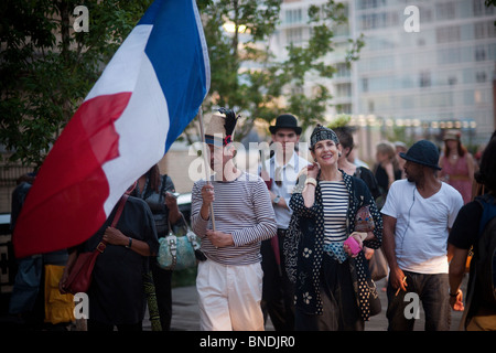 Les membres de la Guilde modistes et leurs partisans, promenade sur la High Line à New York le jour de la Bastille Banque D'Images