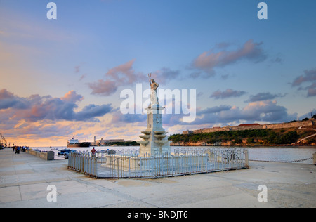 Statue de Neptune dans la baie de La Havane contre entrée sunset sky Banque D'Images