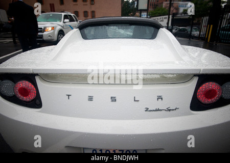 Un roadster Tesla est vu à New York Banque D'Images