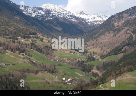 Une vue de l'Europa Pont du col du Brenner en Autriche. Prises au printemps il y a encore de la neige sur les montagnes. Banque D'Images