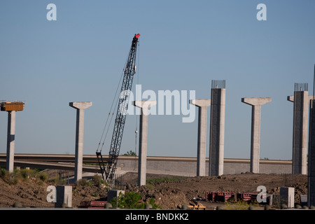 Des piles du pont en construction près de Austin, Texas, à l'appui d'un pont à l'intersection d'une route existante et à péage Banque D'Images