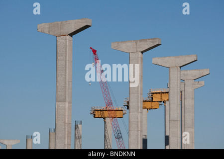 Piliers de pont près de Austin au Texas à l'appui d'un pont à l'intersection d'une route existante et route à péage en construction Banque D'Images