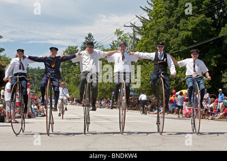 Amherst, New Hampshire - Antique des vélos dans le défilé le 4 juillet dans une petite ville de la Nouvelle-Angleterre. Banque D'Images