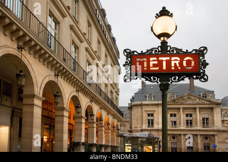 Ornate signe pour le métro, Paris, France Banque D'Images