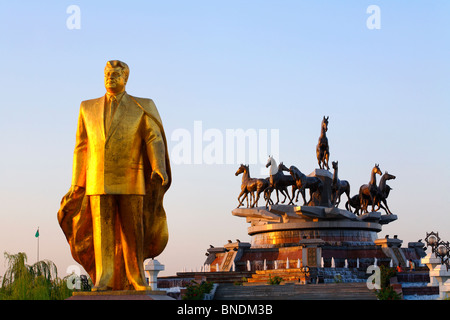 Statue en or de Niazov dans le parc de l'indépendance, Berzengi, Ashgabat, Turkménistan Banque D'Images