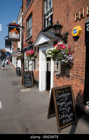 La Queens Head pub sur l'arrondissement, Farnham Surrey Banque D'Images