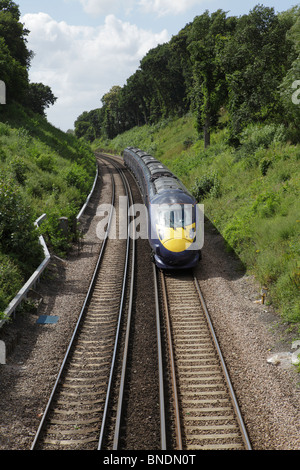 Un train dans la campagne du Kent Banque D'Images