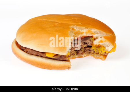 McDonalds cheeseburger avec bouchée découpe manquant sur fond blanc. Banque D'Images