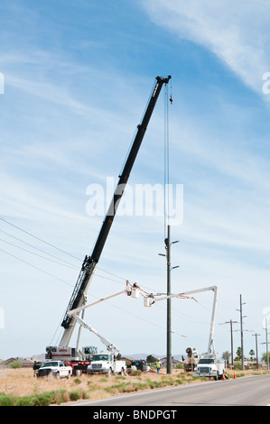 Image ouvriers en construction travaux paniers sur une nouvelle ligne de transmission. Banque D'Images