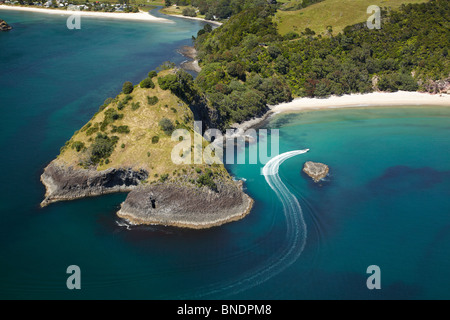 Bateau de vitesse, de nouveaux copains, Motuto Point, et Whangapoua, péninsule de Coromandel, North Island, New Zealand - vue aérienne Banque D'Images