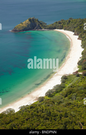 Nouvelles des Amis plage, et Motuto Point, péninsule de Coromandel, North Island, New Zealand - vue aérienne Banque D'Images