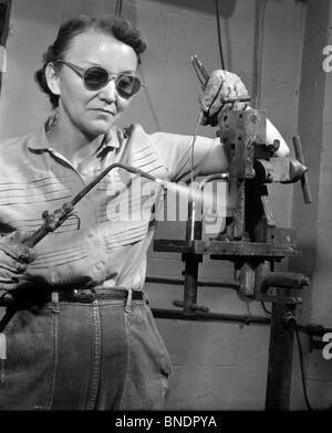 Low angle view of a female welder welding avec un chalumeau Banque D'Images