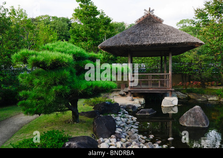 Pavillon à l'étang dans Tsukiyama-chisen-no-niwa, Koko-en Garden, préfecture de Hyogo, région du Kansai, l'île de Honshu, Japon Banque D'Images