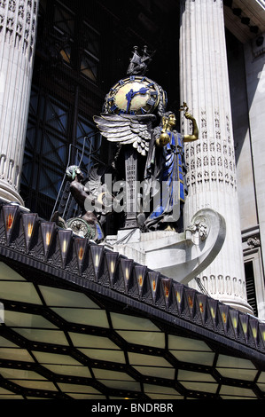 'Reine des temps' Statue, grand magasin Selfridges, Oxford Street, City of Westminster, London, England, United Kingdom Banque D'Images