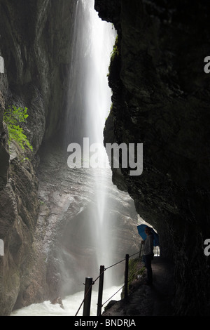 Belle Misty soft focus cascades et rivière qui coule dans les gorges de Partnach Garmisch-Partenkirchen Allemagne Bavière Banque D'Images