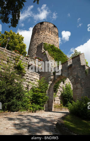 Entrée privée et pierre ronde tourelle du 13e siècle castle hotel Colmberg médiévale Bavaria Allemagne en été, fond de ciel bleu Banque D'Images