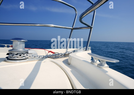 Bateau à voile sur la mer bleue bow avec la chaîne d'ancre et détail du treuil Banque D'Images