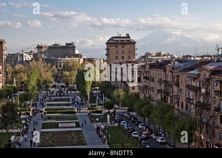 Avis de Cascade, Erevan, Arménie avec le Mont Ararat Banque D'Images