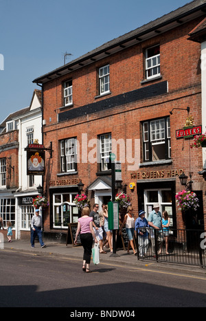 La Queens Head pub sur l'arrondissement, Farnham Surrey Banque D'Images