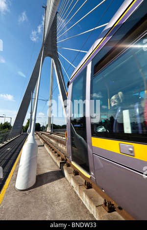 Traversée de tramway Luas, bridge, Dundrum, Dublin, Irlande. Banque D'Images