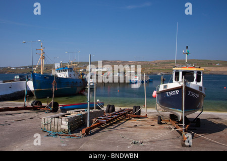 Les bateaux de pêche du port de Portmagee Kerry Comté de soleil du printemps en République d'Irlande Eire Europe Banque D'Images