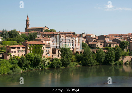 Vue d'Albi, France - l'autre côté de la rivière Tarn à la belle ville historique d'Albi, France Banque D'Images