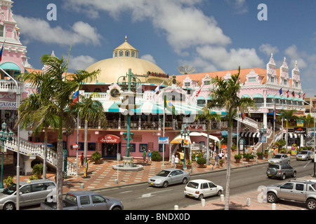 Scène de rue de magasins touristiques, restaurants et bars, Port d'Aruba, Oranjestad, Aruba, Antilles néerlandaises, dans la mer des Caraïbes. Banque D'Images