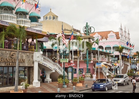 Scène de rue de magasins touristiques, restaurants et bars, Port d'Aruba, Oranjestad, Aruba, Antilles néerlandaises, dans la mer des Caraïbes. Banque D'Images