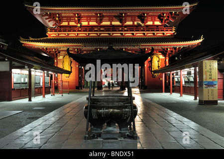 Photo de nuit de 'illuminé' Kaminarimon gate menant à ensoji «' ('temple Bouddhiste le Temple Asakusa Kannon) à Tokyo (Japon) Banque D'Images