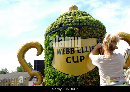 Chauffeur particulier femme plantes fraisage sur Webb Ellis Cup décoration florale, Rugby, Warwickshire, England, UK Banque D'Images