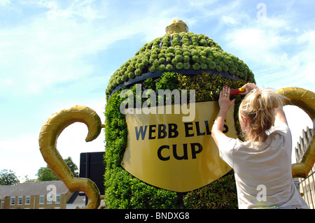 Chauffeur particulier femme plantes fraisage sur Webb Ellis Cup décoration florale, Rugby, Warwickshire, England, UK Banque D'Images