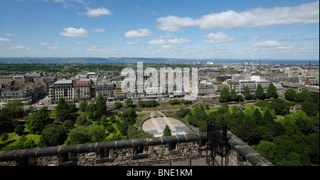 Princes Street, et shoppers Sur un samedi d'été, du château d'Édimbourg, Edinburgh, Ecosse Banque D'Images