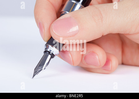 La personne qui signe les documents - une main close up Banque D'Images