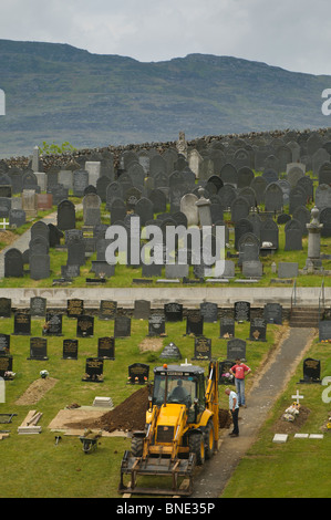 Creuser l'entrepreneur tombe avec un JCB digger dans Steshon village près de Trawsfynydd, Parc National de Snowdonia, Gwynedd le Nord du Pays de Galles, Royaume-Uni Banque D'Images