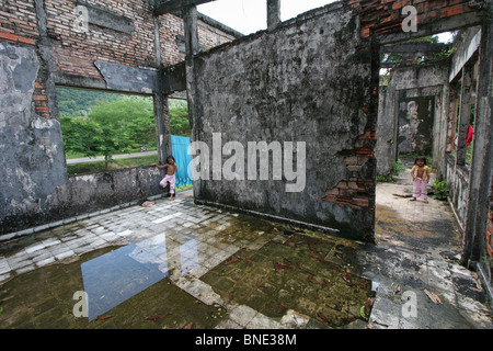 Les enfants des squatters dans une des nombreuses villas ruiné à Kep, détruit à la suite de la libération de Vietnamiens au Cambodge en 1979. Banque D'Images