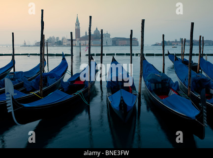 Les gondoles amarrées à l'aube sur le grand canal à Venise Italie Banque D'Images